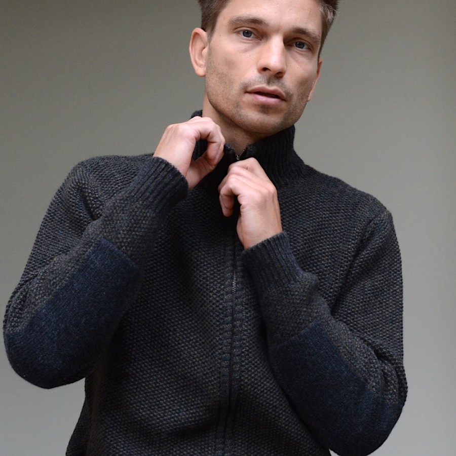 Zip-Cardigan mit Perlmuster-Textur von FISHERMAN out of IRELAND. Eine kernige Jacke in einem melierten Farbton Zip-Cardigan mit Perlmuster-Textur von FISHERMAN out of IRELAND. Eine kernige Jacke in einem melierten Farbton