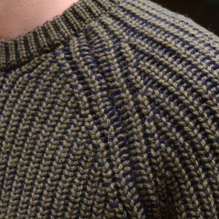 Raglan-Pulli von FISHERMAN aus Merinowolle und Kaschmir. Optimale Passform, ohne Bündchen und nachhaltig gestrickt.