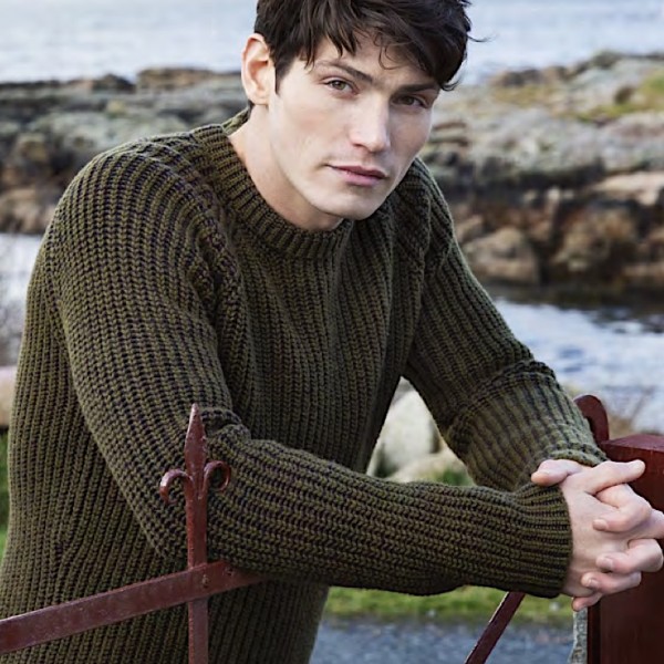 Raglan-Pulli von FISHERMAN aus Merinowolle und Kaschmir. Optimale Passform, ohne Bündchen und nachhaltig gestrickt.