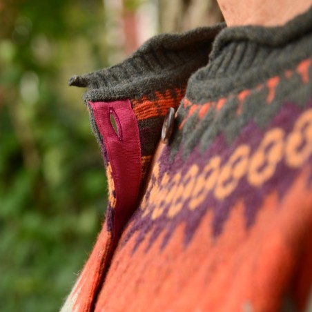 Cairngorm Cardigan ist eine neue FairIsle-Strickjacke von ERIBÉ, hier in der Farbe Birch.
