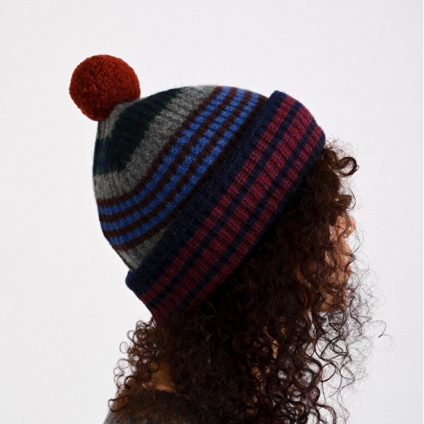 Slow Hat, bunt gestreifte Mütze mit Bommel, in gedeckten Farben vom belgischen Label HOWLIN aus reiner Schurwolle