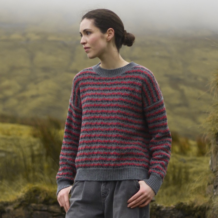 Grauer Rundhalspullover mit Streifenmuster im Retro-Look von Fisherman out of Ireland Grauer Rundhalspullover mit Streifenmuster im Retro-Look von Fisherman out of Ireland