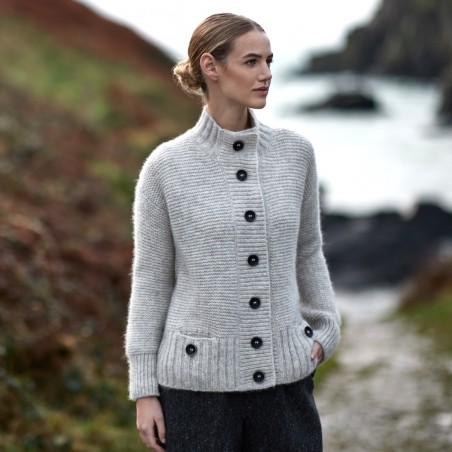 Eine wertvolle Strickjacke aus Baby-Alpaka und peruanischer Hochland-Schurwolle von FISHERMAN OUT OF IRELAND