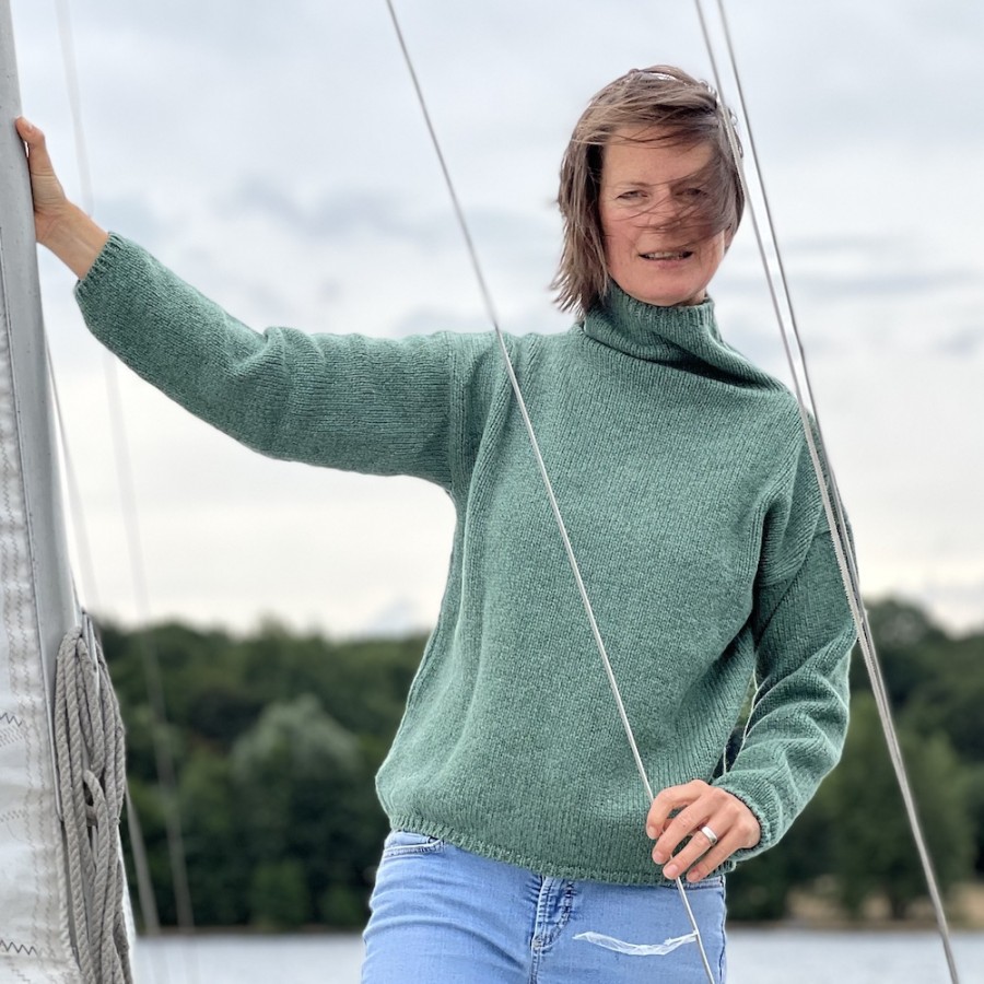 Lässiger Oversize-Pullover mit halsfernem Stehkragen, der dank 100% extrafeiner Merinowolle sehr, sehr weich ist.