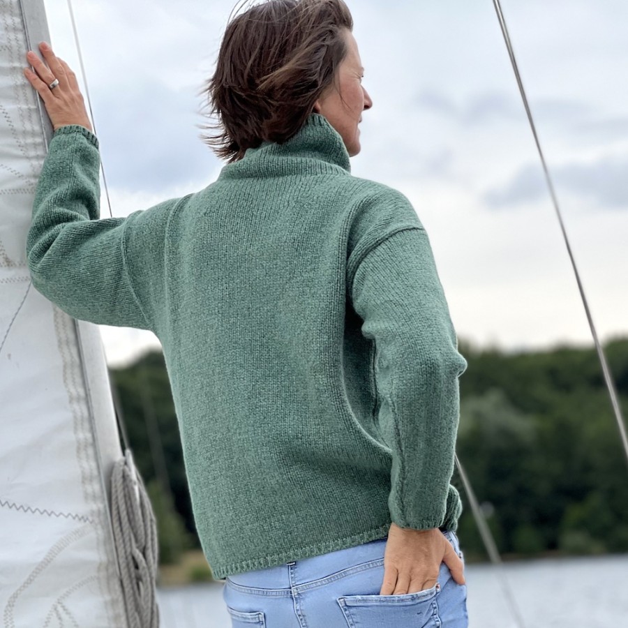 Lässiger Oversize-Pullover mit halsfernem Stehkragen, der dank 100% extrafeiner Merinowolle sehr, sehr weich ist.