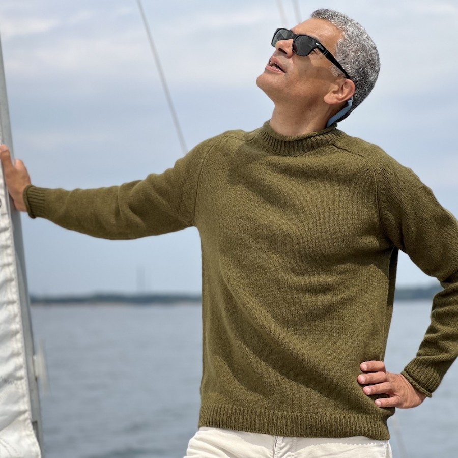 Raglan-Pulli von FISHERMAN aus Merinowolle und Kaschmir. Optimale Passform, ohne Bündchen und nachhaltig gestrickt.