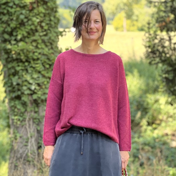 Leichter Alpaka-Pullover in beerenrot von Les Racines du Ciel.