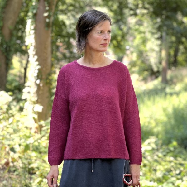 Leichter Alpaka-Pullover in beerenrot von Les Racines du Ciel.