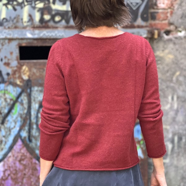 Leichter und weicher Rundhalspullover mit schmalen Rollbündchen vom schottischen Label Eribé.