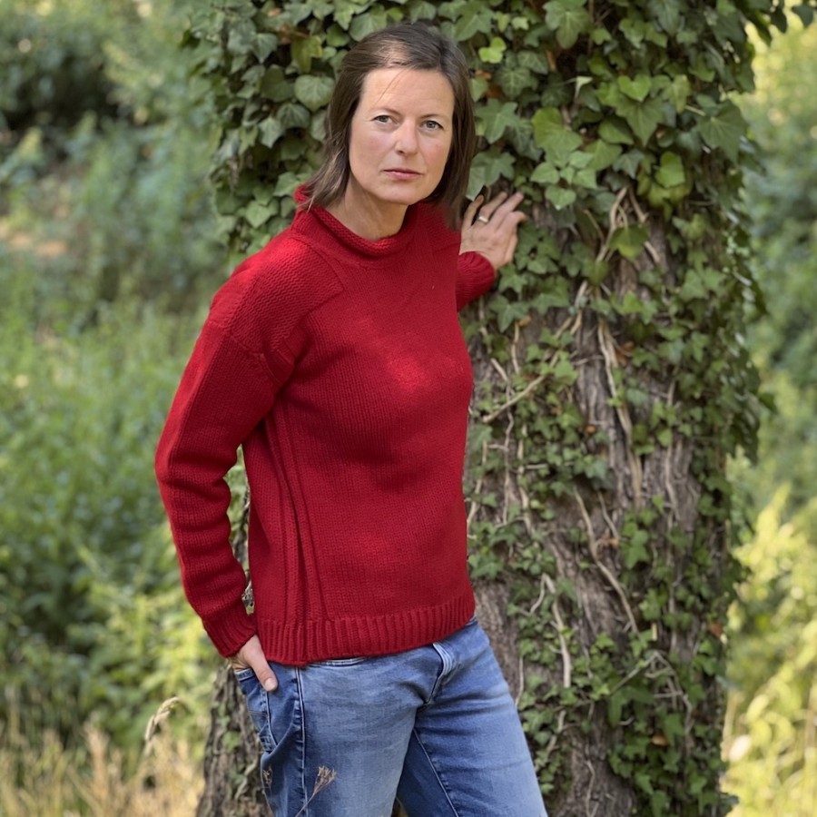 Lässiger Rollneck Wollpullover mit kleinem Stehkragen und Schulterdetails aus Merino und Kaschmir.