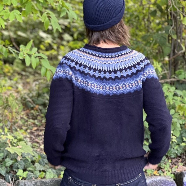 Grobstrick-Wollpullover mit schönem Fair-Isle Muster vom schottischen Label ERIBÉ . Angenehm weich, unkomplizierter Schnitt.