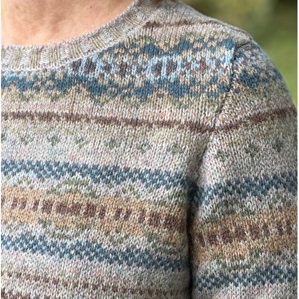 Westray Sweater, Farbe Wintersonne, von ERIBÉ Knitwear aus Schottland.
