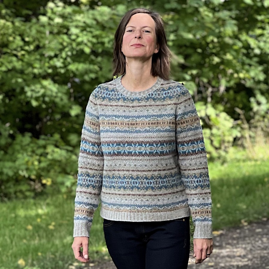 Westray Sweater, Farbe Wintersonne, von ERIBÉ Knitwear aus Schottland.