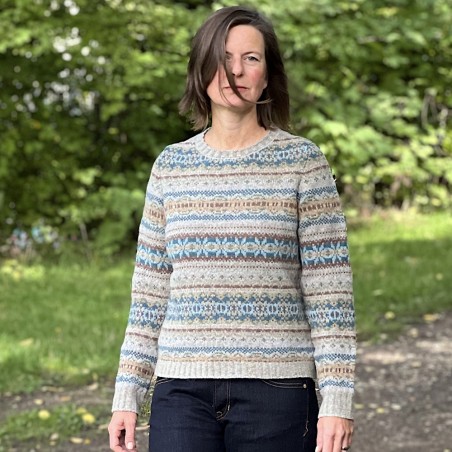 Westray Sweater, Farbe Wintersonne, von ERIBÉ Knitwear aus Schottland.