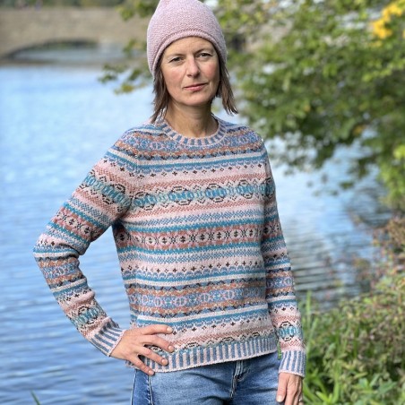 Westray Sweater, Farbe Seaspurry, von ERIBÉ Knitwear aus Schottland.