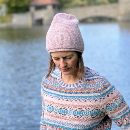 Westray Sweater, Farbe Seaspurry, von ERIBÉ Knitwear aus Schottland.