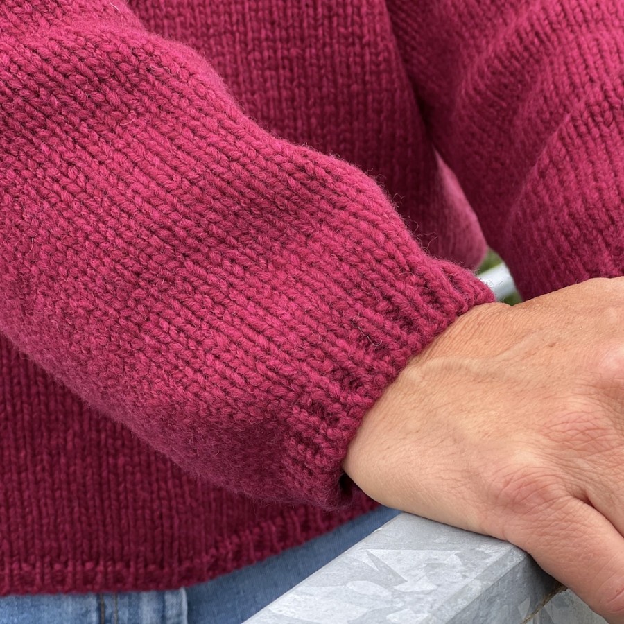 Lässiger Oversize-Pullover mit halsfernem Stehkragen, der dank 100% extrafeiner Merinowolle sehr, sehr weich ist.