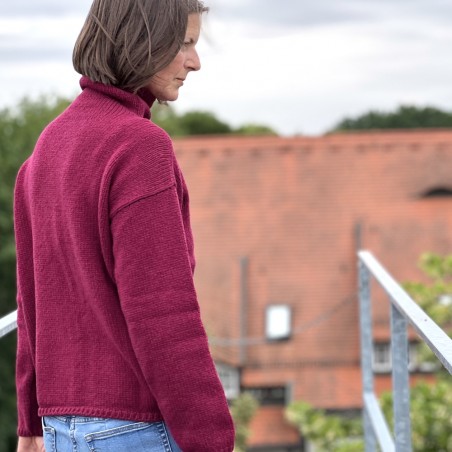 Lässiger Oversize-Pullover mit halsfernem Stehkragen, der dank 100% extrafeiner Merinowolle sehr, sehr weich ist.