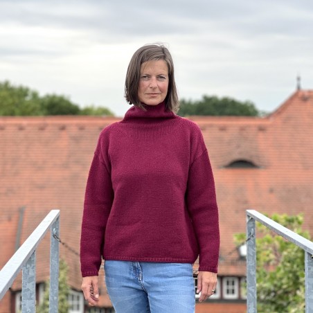Lässiger Oversize-Wollpullover mit halsfernem Stehkragen, der dank 100% extrafeiner Merinowolle sehr, sehr weich ist.