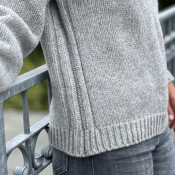 Lässiger Rollneck Wollpullover mit kleinem Stehkragen und Schulterdetails aus Merino und Kaschmir.