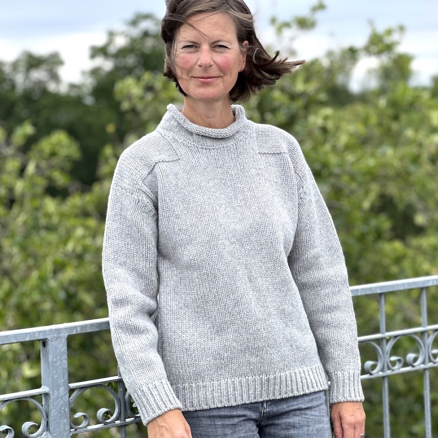 Lässiger Rollneck Wollpullover mit kleinem Stehkragen und Schulterdetails aus Merino und Kaschmir.