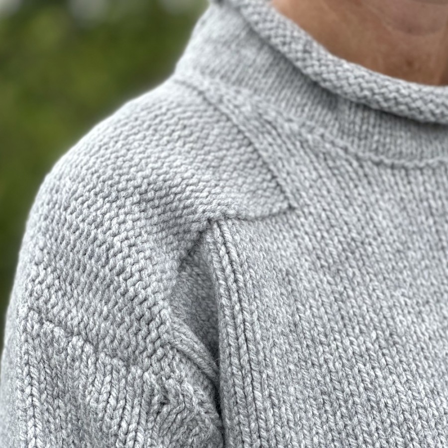 Lässiger Rollneck Wollpullover mit kleinem Stehkragen und Schulterdetails aus Merino und Kaschmir.