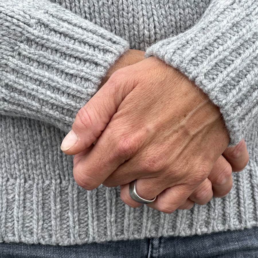 Lässiger Rollneck Wollpullover mit kleinem Stehkragen und Schulterdetails aus Merino und Kaschmir.