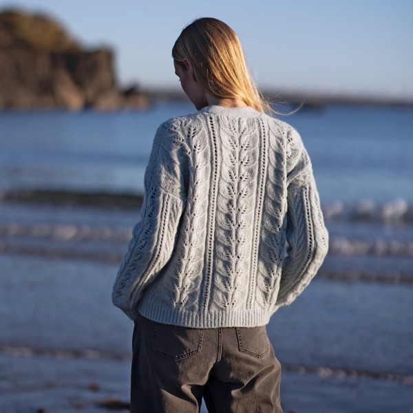 Leichte Aran Cardigan aus Alpaka und Schurwolle von Fisherman out of Ireland.