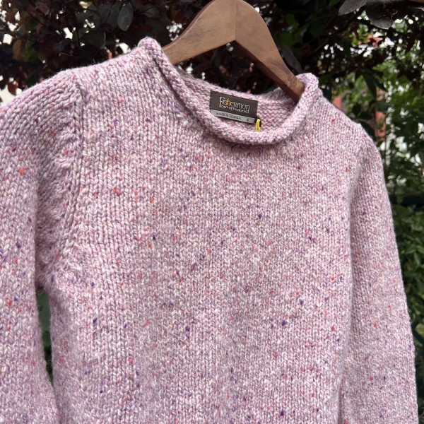 Donegal Tweed Pullover in der Farbe "wild rose". Made in Ireland von FISHERMAN out of IRELAND.