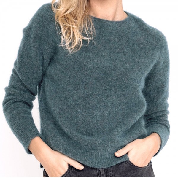 Fluffiger Mohair Pullover mit Rundhalsausschnitt und Seitenschlitzen von Johnnylove aus Norwegen.