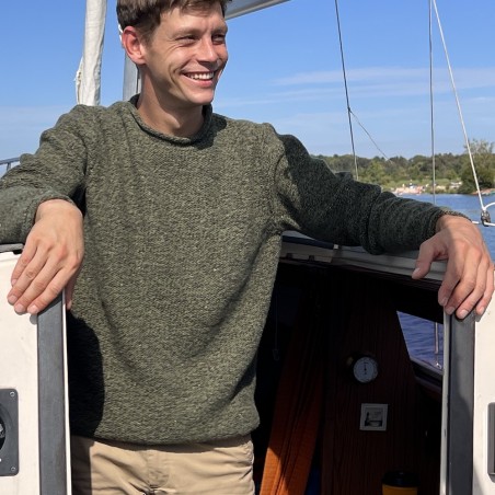 Sehr lässiger Herren-Pullover von FISHERMAN out of IRELAND aus weicher Merinowolle mit 5% Kaschmir veredelt.