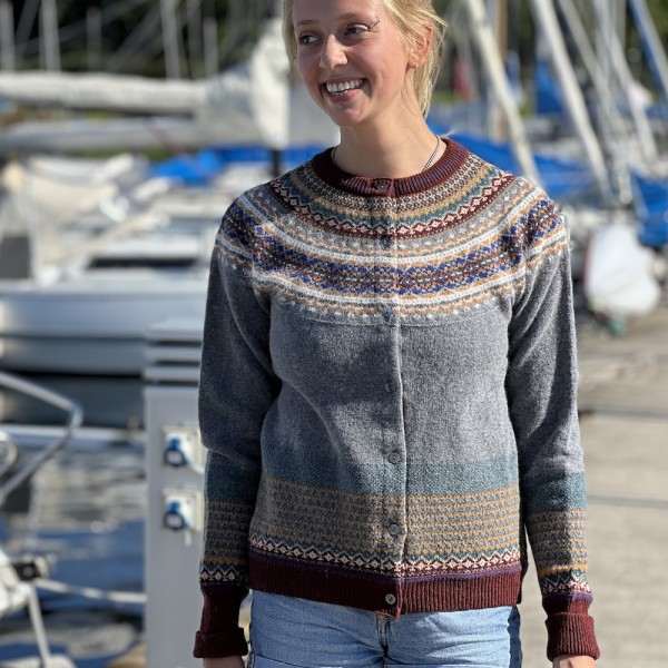 Leichte Fair-Isle-Cardigan vom schottischen Label ERIBÉ im Farbmuster "Hawthorne".
