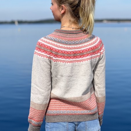 Fair-Isle-Pullover  vom schottischen Label ERIBÉ im Farbmuster "hibiscus".