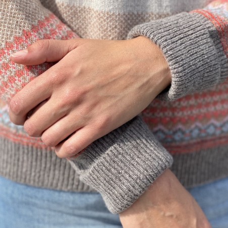 Fair-Isle-Pullover  vom schottischen Label ERIBÉ im Farbmuster "hibiscus".