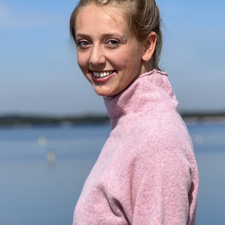 Shetland Wollpullover mit halsfernem Stehkragen vom schottischen Label ERIBÉ.