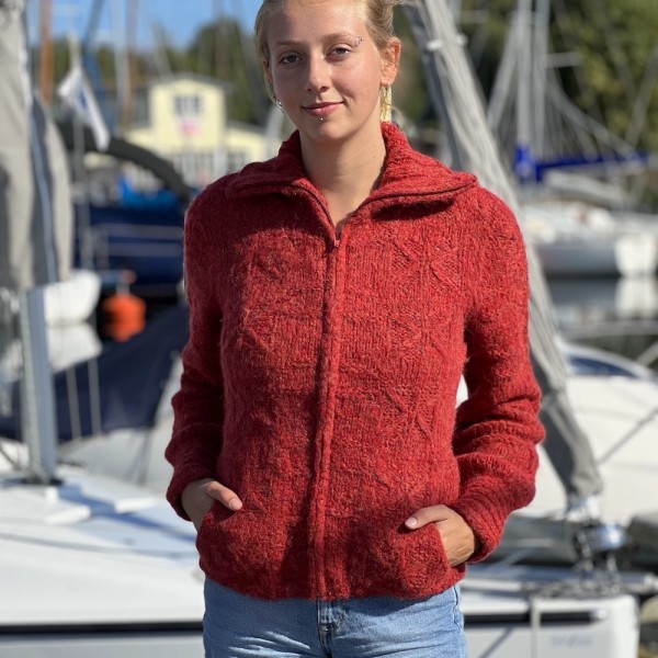 Handgestrickter Alpaka Cardigan von INTI Knitwear, dem Grobstrick-Spezialisten aus Ecuador.