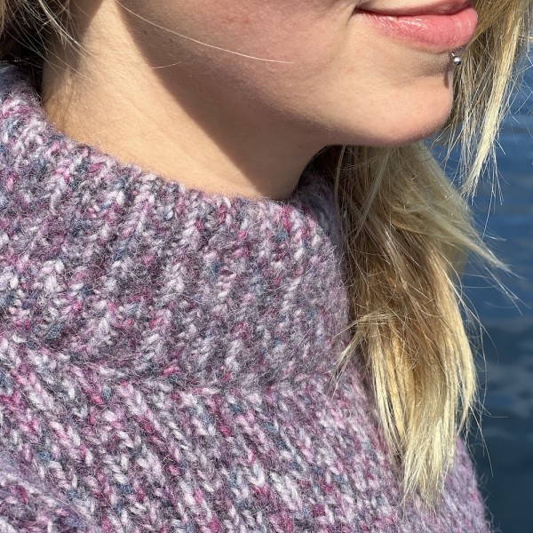 Weicher Pullover mit kurzem Turtleneck-Stehbund vom deutschen Label ALMA & LOVIS.