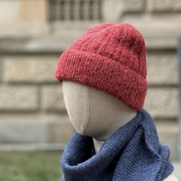Handgestrickte Mütze aus reinem Alpaka von INTI Knitwear. Farbe: granada (rot)