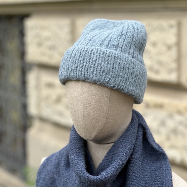 Extraweiche Alpakamütze, handgestrickt, von INTI Knitwear. Farbe: lago (eisblau)