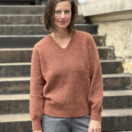 Entspannter Mohair-Pullover mit V-Ausschnitt vom norwegischen Label JOHNNYLOVE.