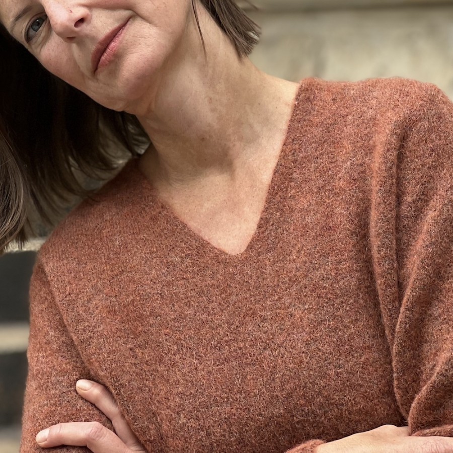 Entspannter Mohair-Pullover mit V-Ausschnitt vom norwegischen Label JOHNNYLOVE.