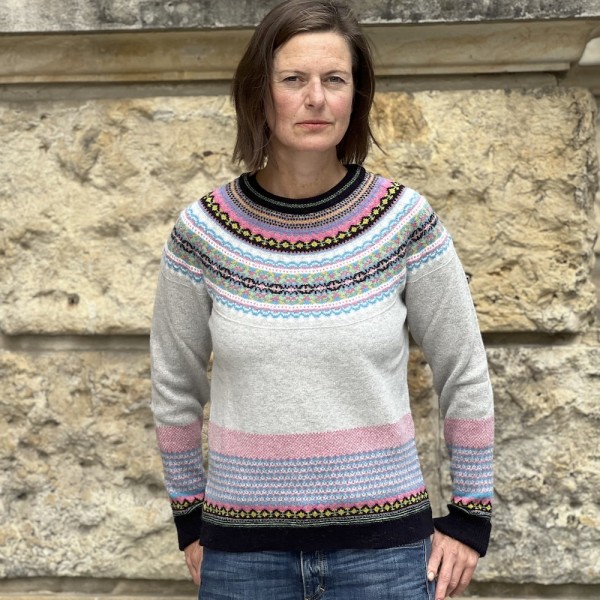 Fair-Isle-Pullover  vom schottischen Label ERIBÉ im Farbmuster "hibiscus".