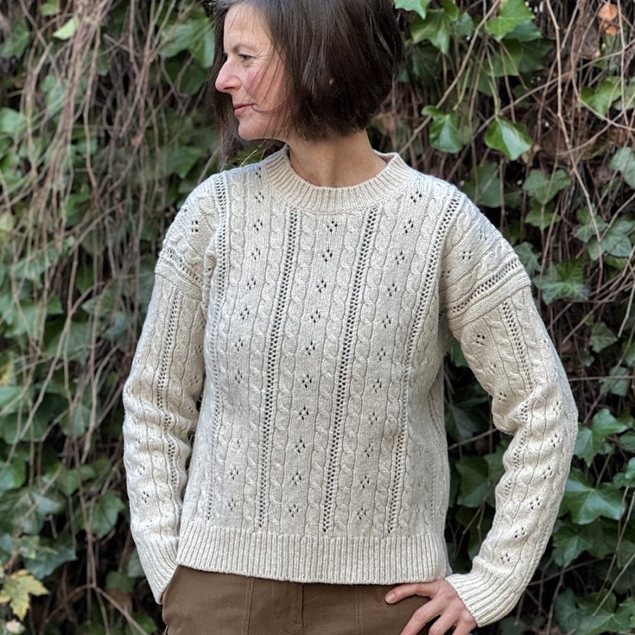 Leichter Aran Wollpullover mit flachem Zopfmuster von Fisherman out of Ireland