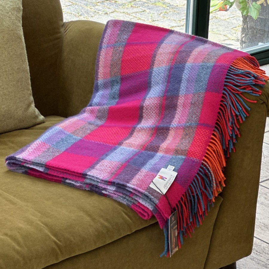 Weiche Merino-Kaschmir Wohndecke FUCHSIA aus Irland von JOHN HANLY