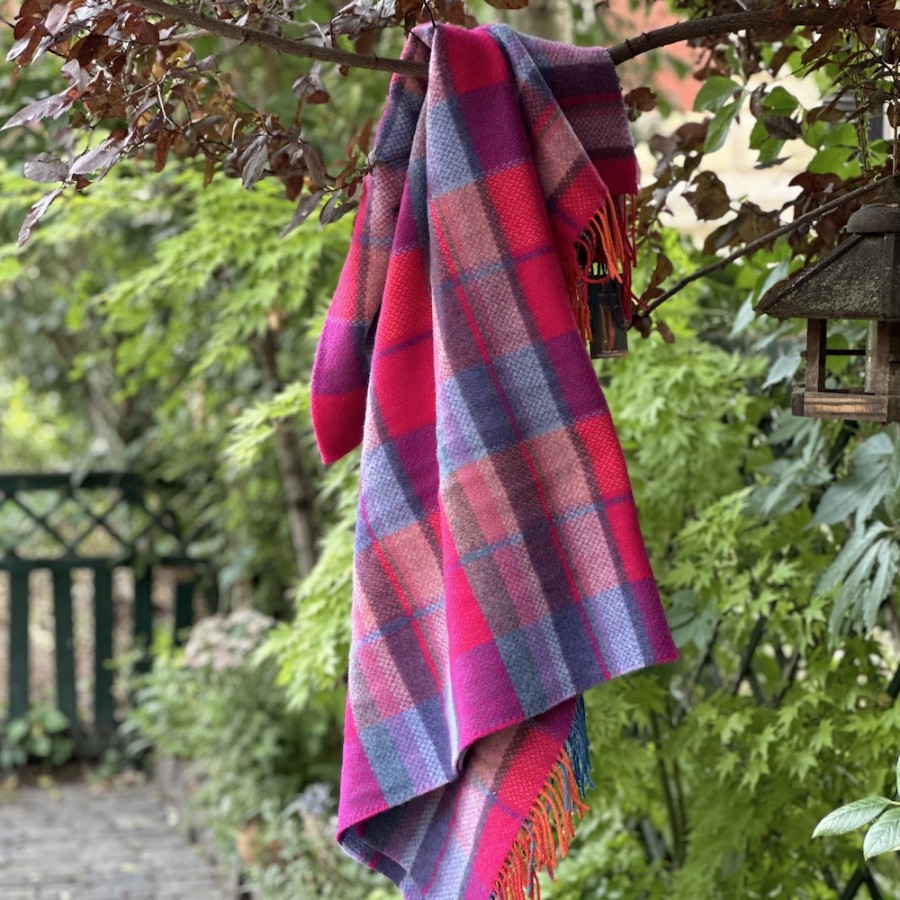 Weiche Merino-Kaschmir Wohndecke FUCHSIA aus Irland von JOHN HANLY