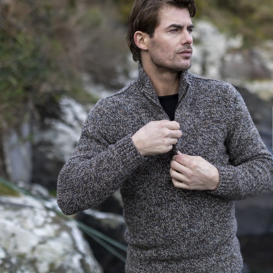 Weicher Wollpullover von Fisherman out of Ireland. Meliert, mit hohen Kragen und kurzem Zipper.