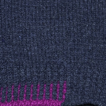Indigo-Blauer, irischer Wollpullover mit farbigen Applikationen am Bündchen. Von Fisherman out of Ireland.