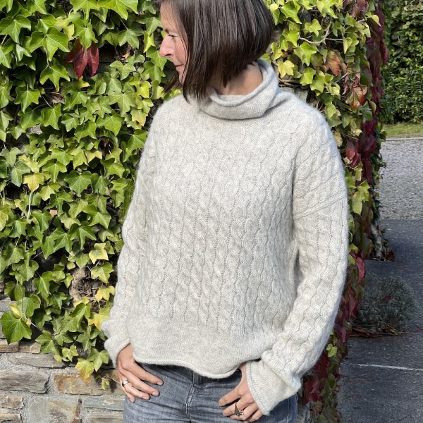 Sehr leichter und eleganter Damen-Pullover mit Zopfmuster aus Baby-Alpaka von Fisherman out of Ireland