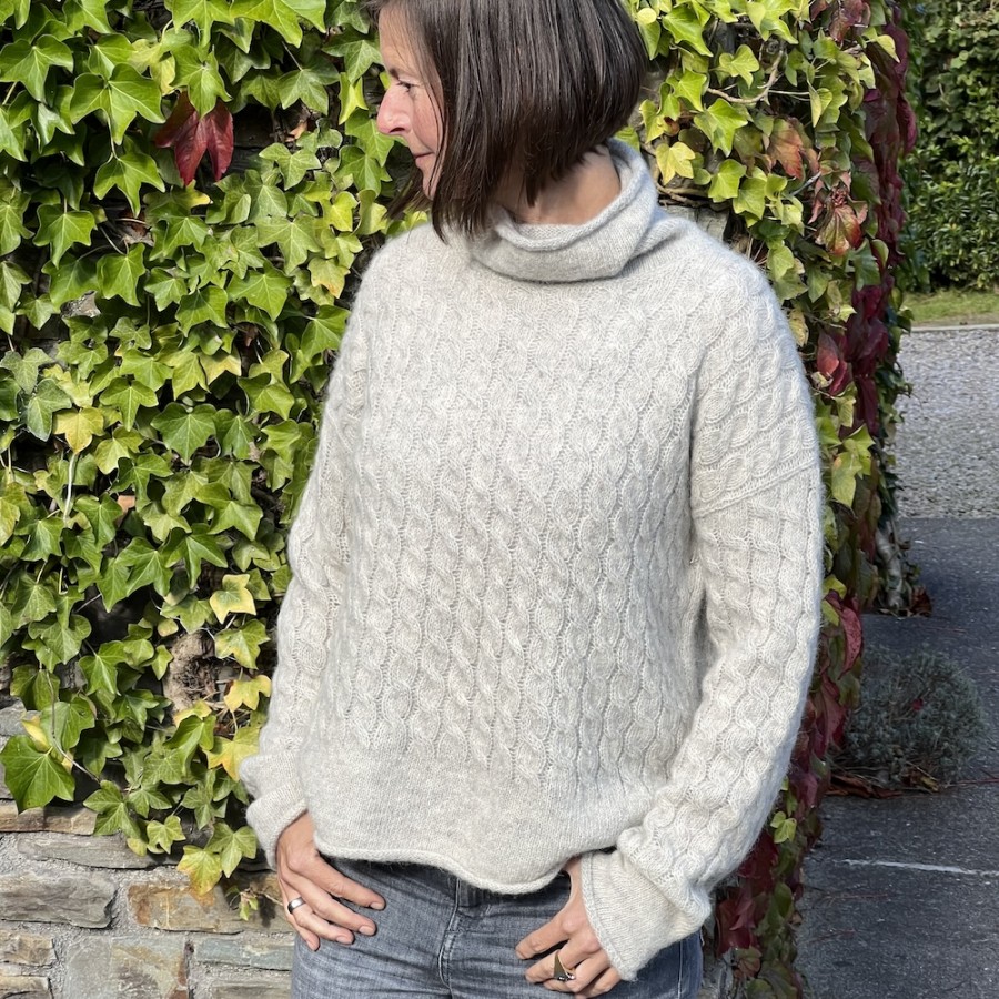 Sehr leichter und eleganter Damen-Pullover mit Zopfmuster aus Baby-Alpaka von Fisherman out of Ireland