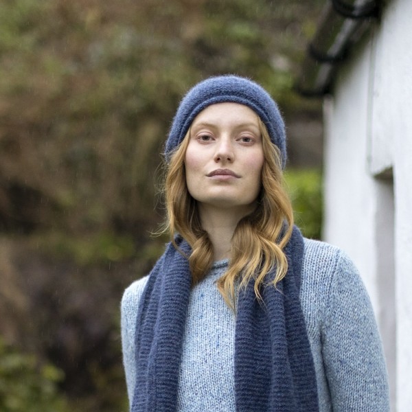Leichte Alpaka Beanie/Mütze in denim-blau von Fisherman out of Ireland.